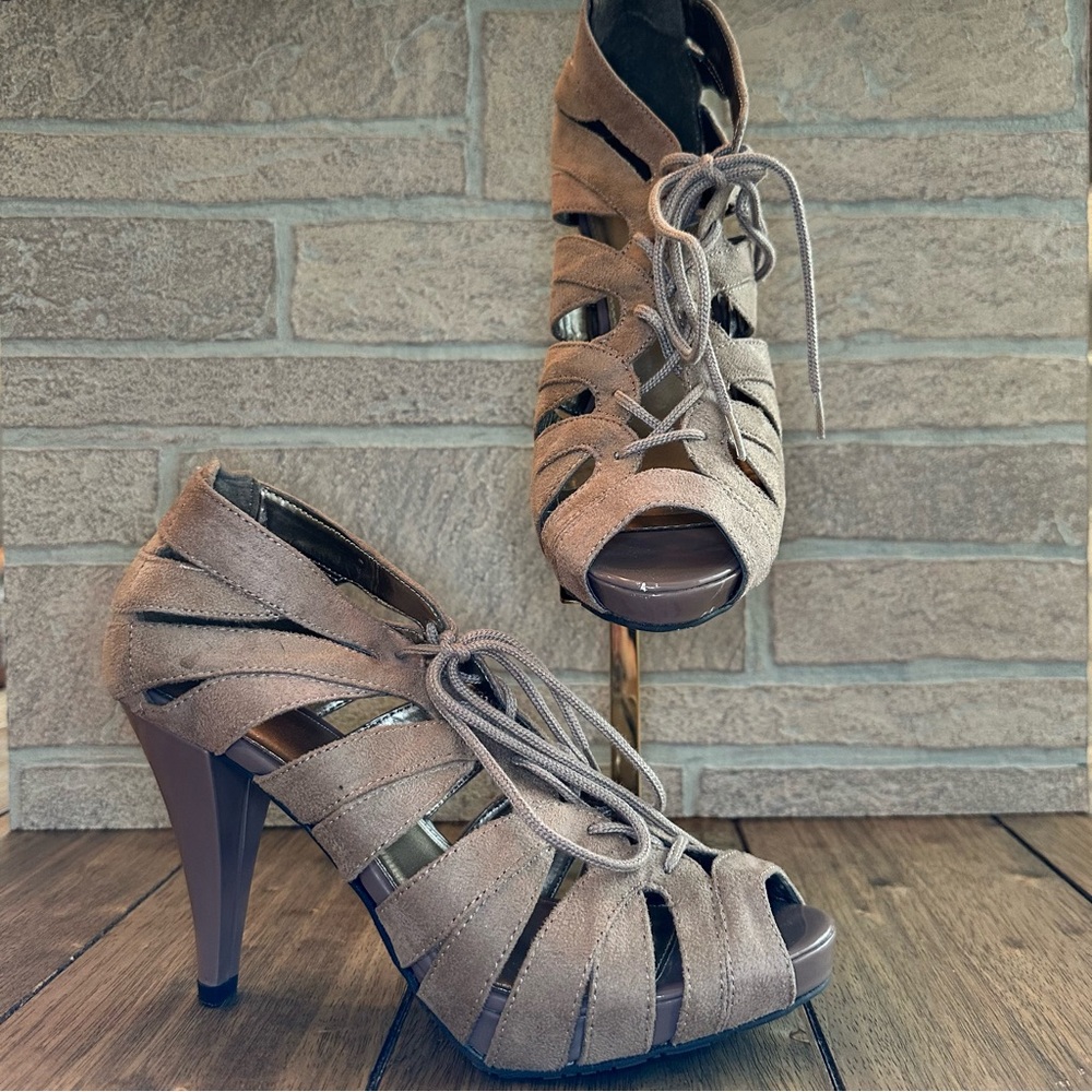 Like NEW Elle Sienna Lace Up Taupe Tan Suede Peep Toe High Heel Shoe / Size 7.5